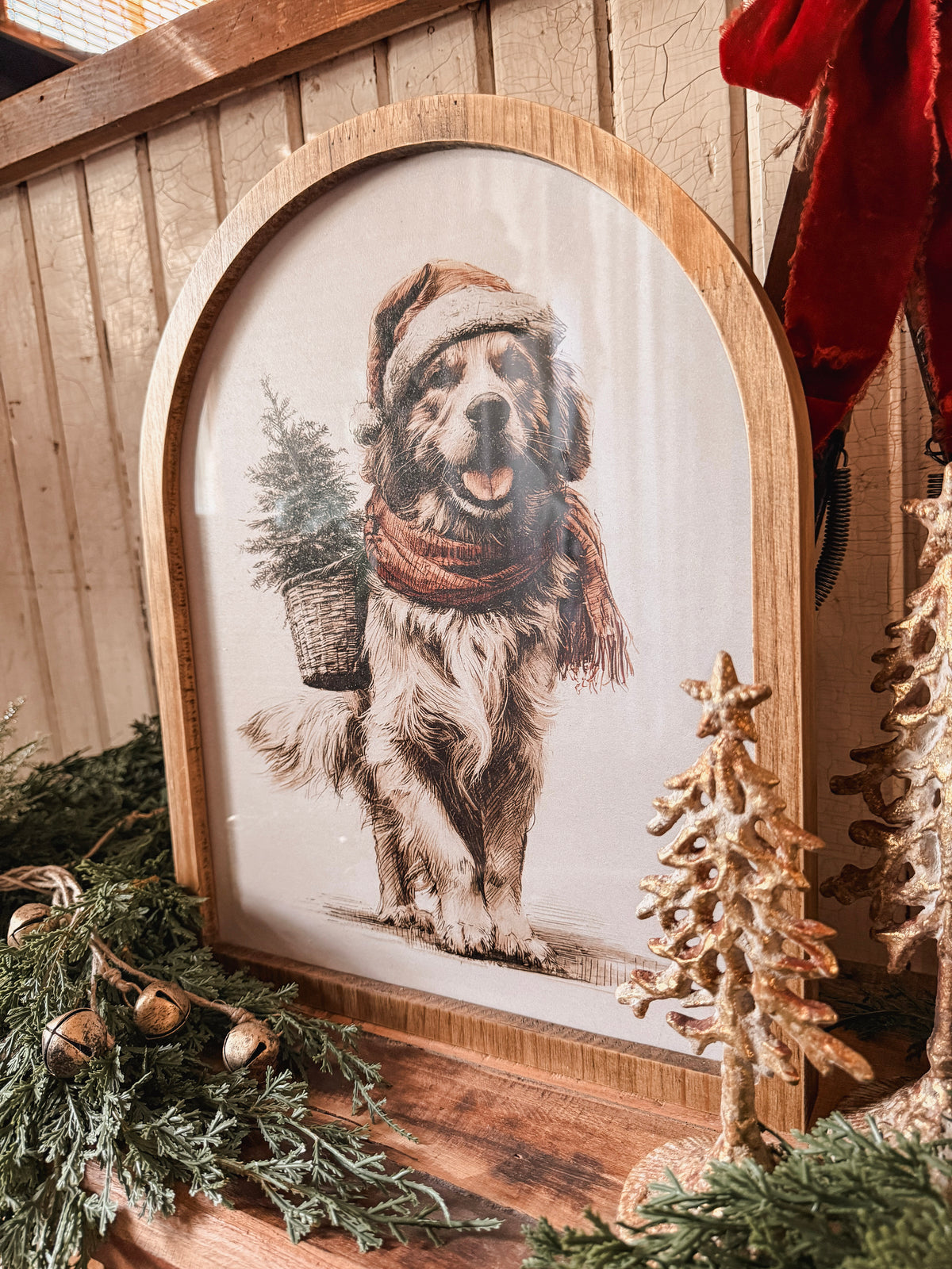 Framed Arch - Neutral Golden Retriever in Santa Hat